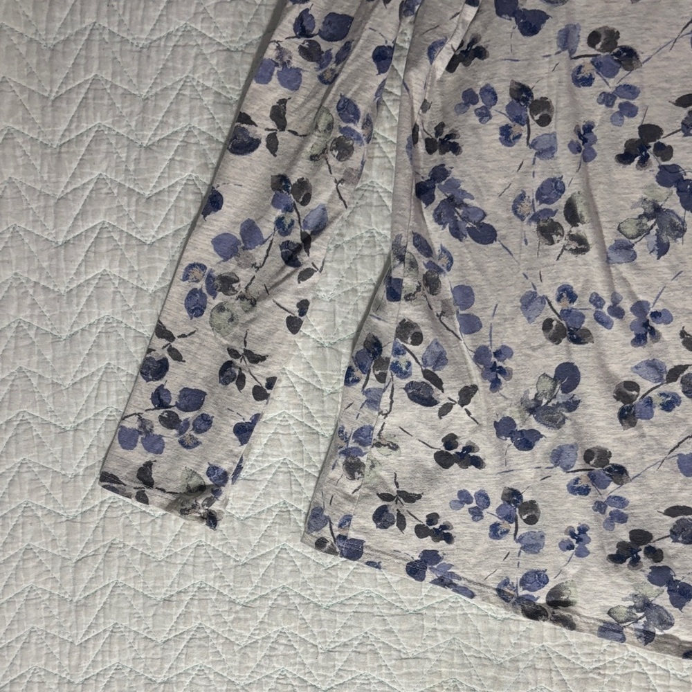 Crewneck Long-Sleeve Floral Tee in Light Gray and Blue - Picture 6 of 8